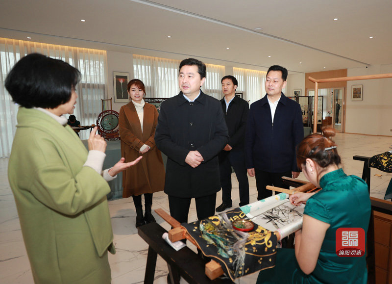 2021年2月27日 羅增斌在蠶?，F(xiàn)代農(nóng)業(yè)園調(diào)研（記者 賴杰 攝）.JPG