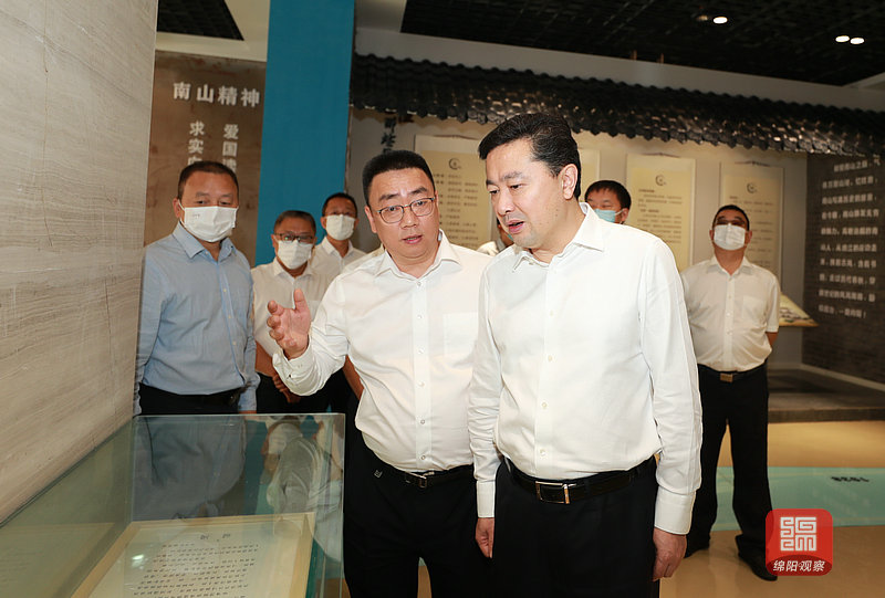 2021年9月9日 羅增斌在南山中學(xué)參觀學(xué)校成果展(記者 賴杰 攝).jpg