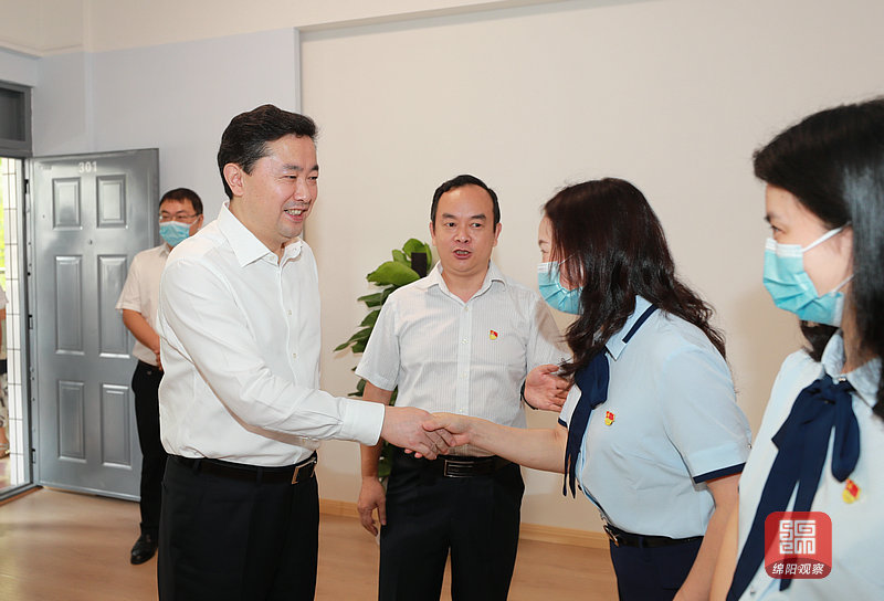 2021年9月9日 羅增斌在實驗小學(xué)看望老師(記者 賴杰 攝).jpg