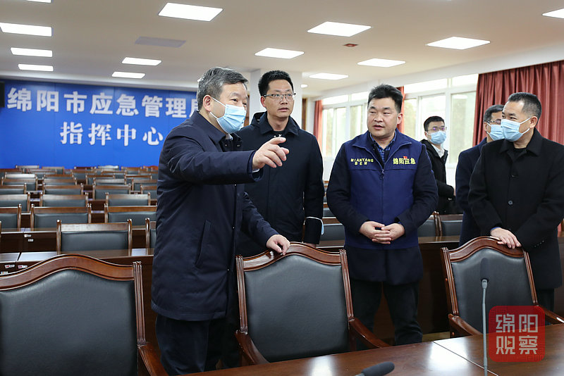 應(yīng)急中心看望值班人員(記者 賴杰 攝).jpg