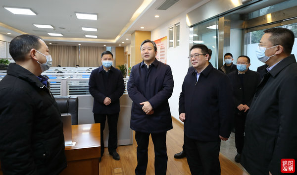 2022年2月7日 曹立軍在政府機(jī)關(guān)看望干部職工(記者 賴杰 攝).jpg