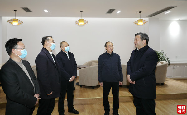 2022年2月7日 曹立軍在人大機(jī)關(guān)看望干部職工(記者 賴杰 攝).jpg