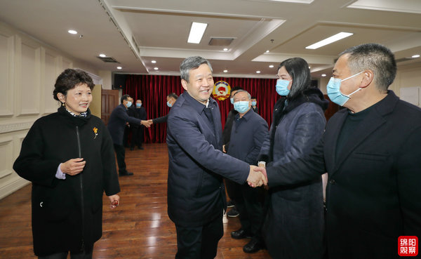2022年2月7日 曹立軍在政協(xié)機(jī)關(guān)看望干部職工(記者 賴杰 攝).jpg