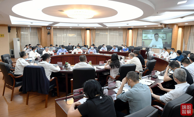 2022年5月25日，李云召開全市穩(wěn)住經(jīng)濟(jì)大盤視頻會(huì)  張莉  攝.jpg