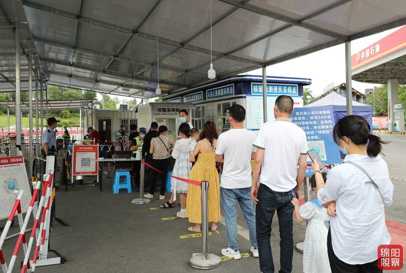 2022年7月18日 高速路口核酸監(jiān)測(cè)點(diǎn)(記者 賴杰 攝).jpg