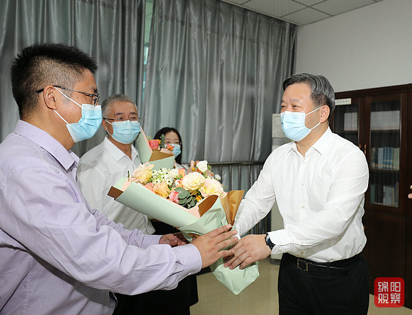 2022年9月9日 曹立軍在綿陽(yáng)師院看望教師(記者 賴杰 攝).jpg