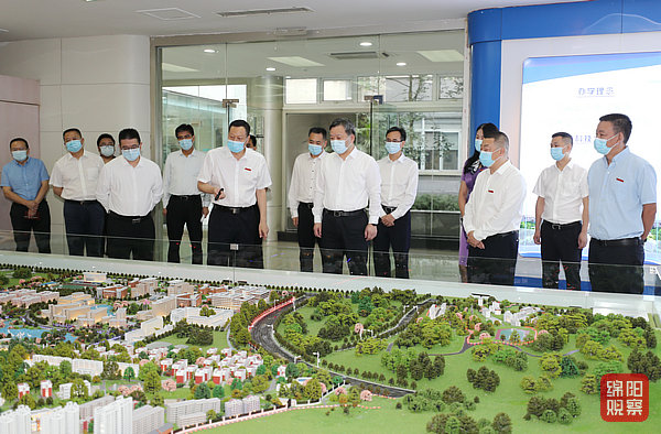 2022年9月9日 曹立軍在西南科大看望教師(記者 賴杰 攝).jpg