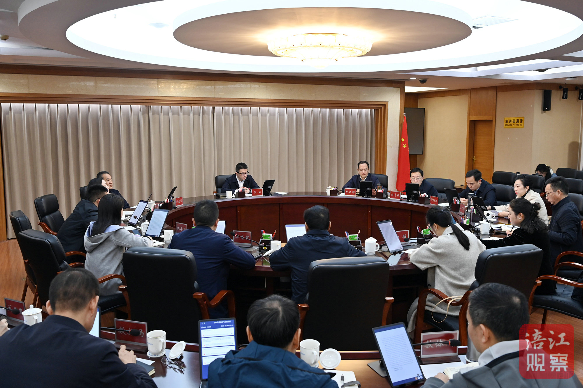 2024年11月22日,李云召開2024年市政府與市級(jí)群團(tuán)部門暨市政府與市總工會(huì)聯(lián)席會(huì)議 張莉 攝.jpg