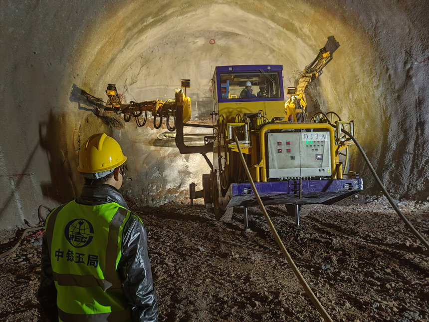 成渝中線高鐵劉三寨隧道建設(shè)現(xiàn)場(chǎng)。 受訪者供圖