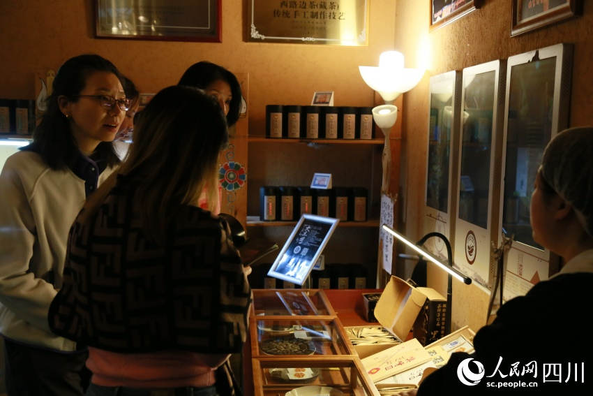 游客正在購(gòu)買(mǎi)茶葉。人民網(wǎng)記者 朱虹攝