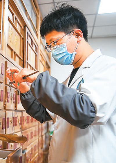 日前，陜西省西安市雁塔區(qū)電子城二〇五所社區(qū)衛(wèi)生服務(wù)站中醫(yī)館的藥劑師為患者配制中藥。新華社記者 鄒競(jìng)一攝